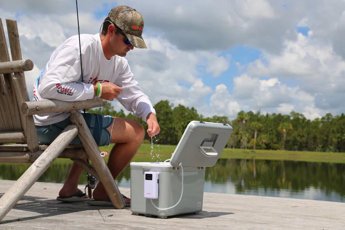 Engel 13Qt Live bait Pro Cooler with AP3 Rechargeable Aerator & Stainless Hardware